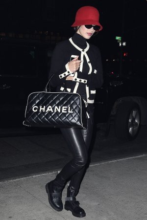 Bella Hadid returning to her New York hotel