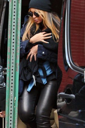 Beyonce Knowles and family out for a late lunch at Sant Ambroeus in NYC