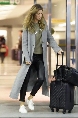 Gisele Bundchen arrives JFK Airport this morning to catch a flight out