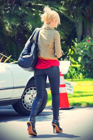 Gwen Stefani arriving at a recording studio