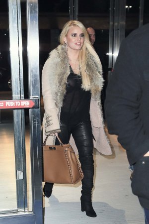 Jessica Simpson leaving Rosa Mexicano restaurant