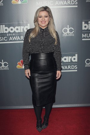 Kelly Clarkson attends 2018 Billboard Music Awards Photo Call