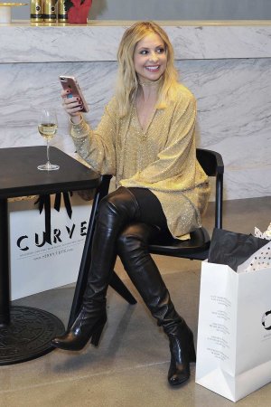 Sarah Michelle Gellar enjoys Sauvignon blanc in Limited Edition Holiday Bottle