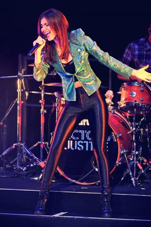 Victoria Justice performance candids