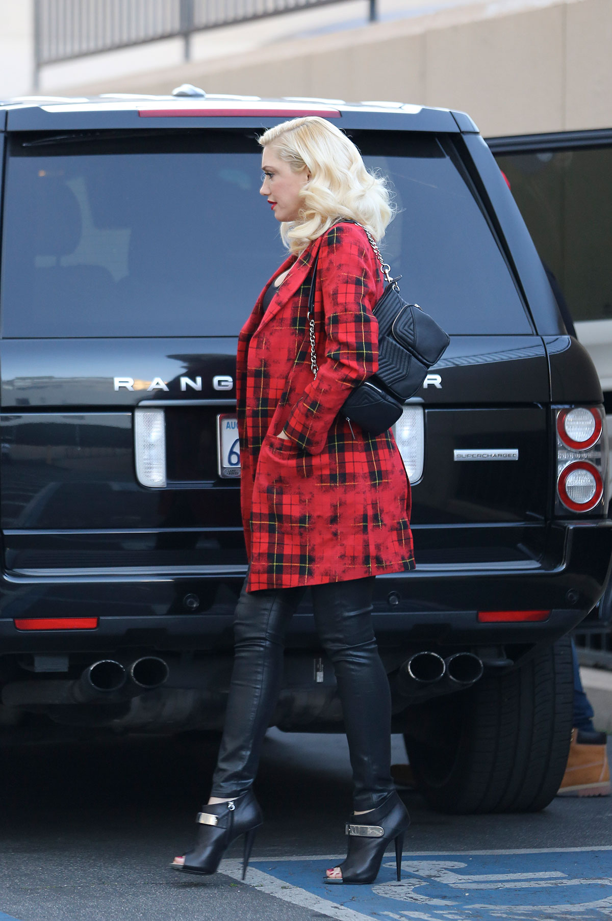 Gwen Stefani takes her kids to a Christmas party