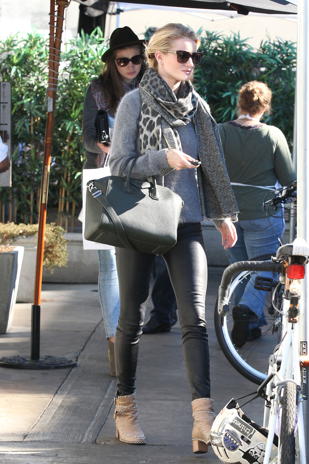 Rosie Huntington-Whiteley shops at a Hollywood Bristol Farms grocery store