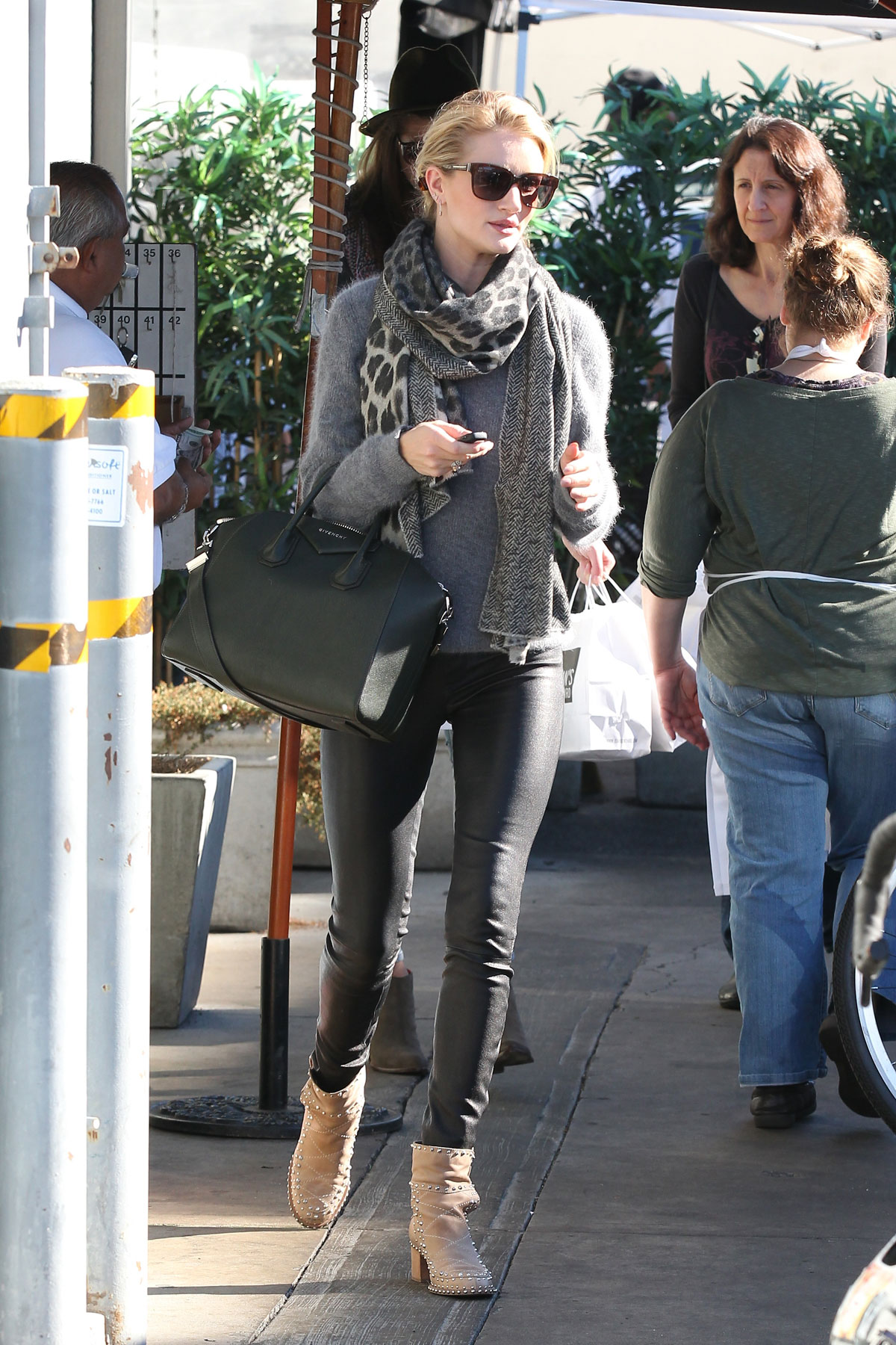 Rosie Huntington-Whiteley shops at a Hollywood Bristol Farms grocery store