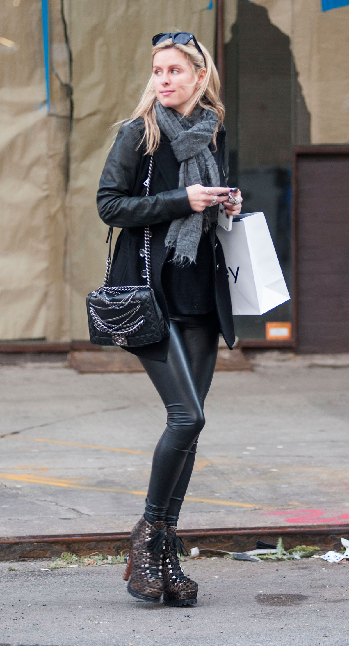 Paris and Nicky Hilton Shopping around the Meat Packing District (part1)