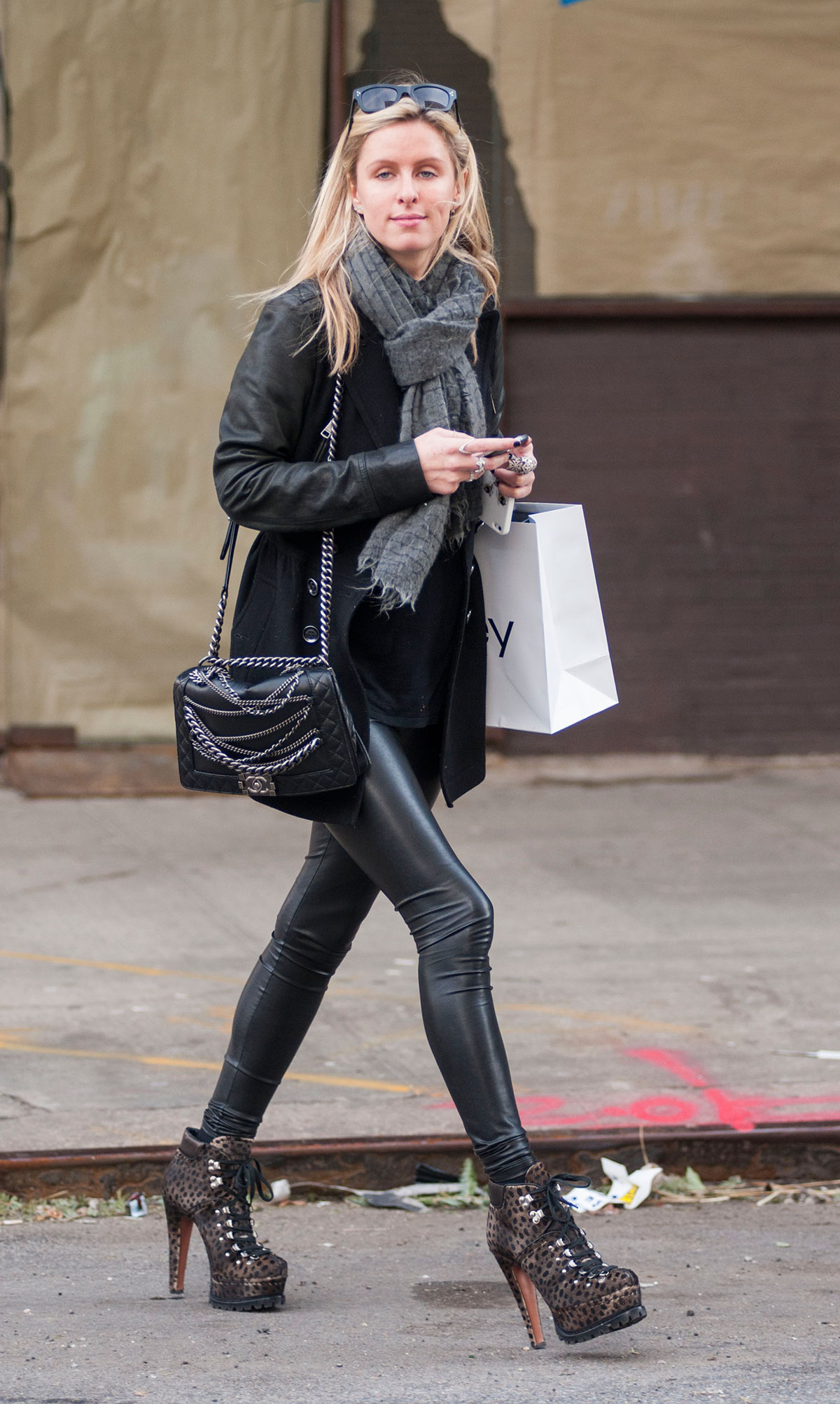 Paris and Nicky Hilton Shopping around the Meat Packing District (part1)