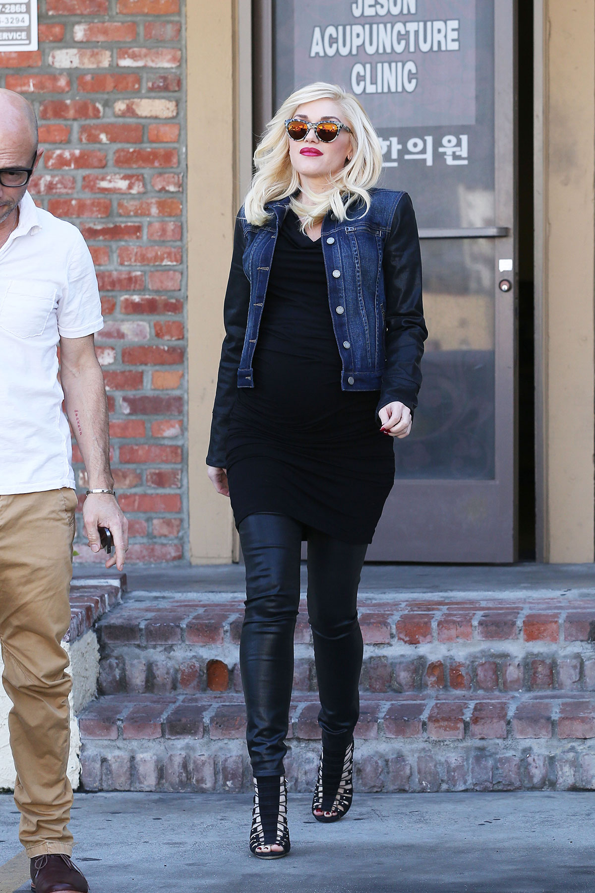 Gwen Stefani at Jesun Acupuncture Clinic