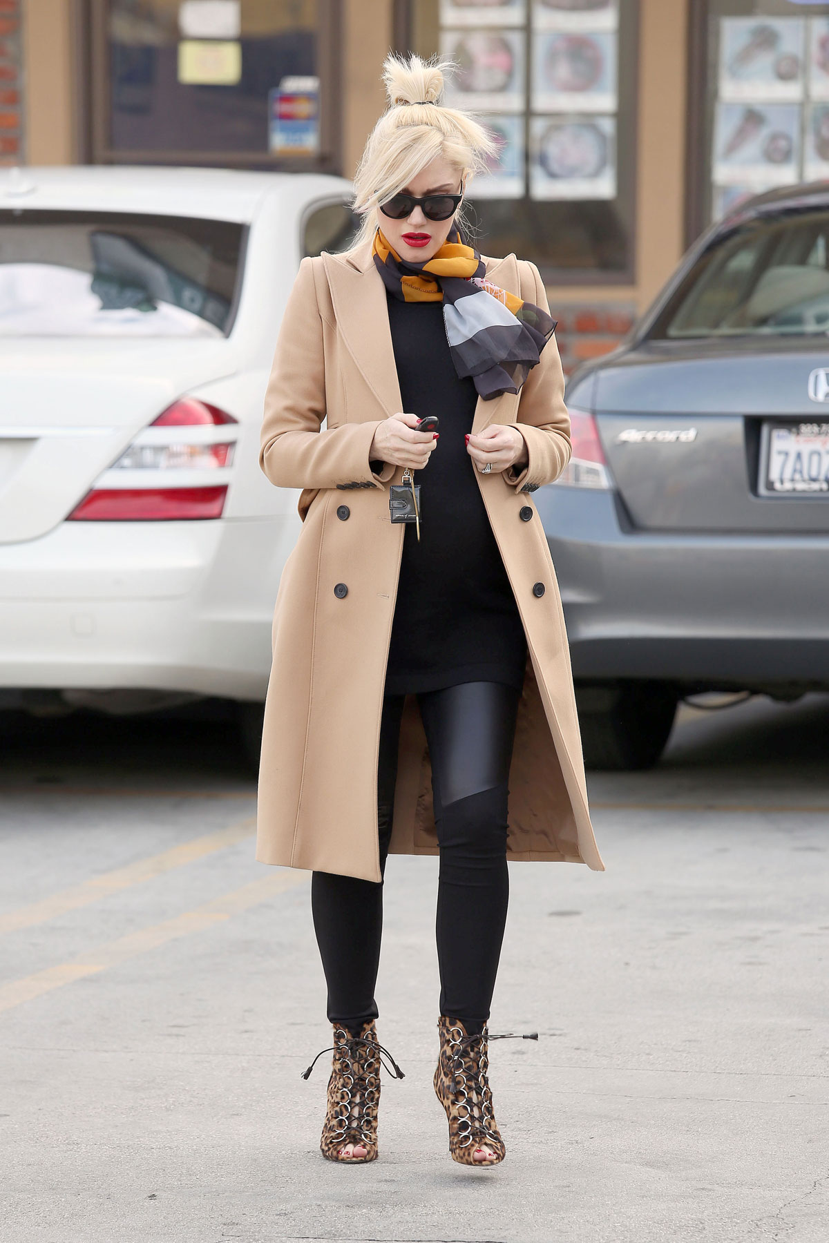 Gwen Stefani visits the Jesun Acupuncture Clinic