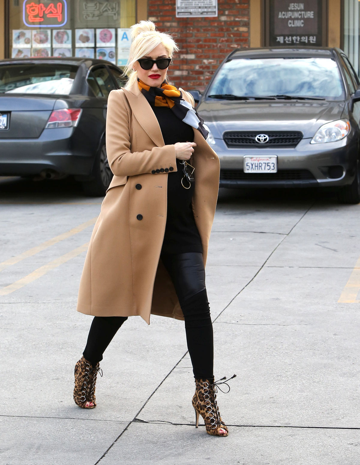 Gwen Stefani visits the Jesun Acupuncture Clinic