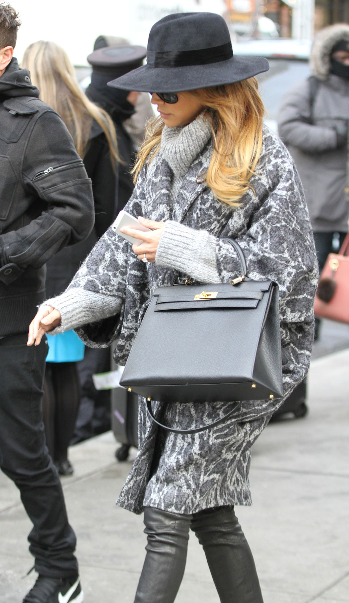 Naya Rivera heading out to run errands in the Soho neighborhood