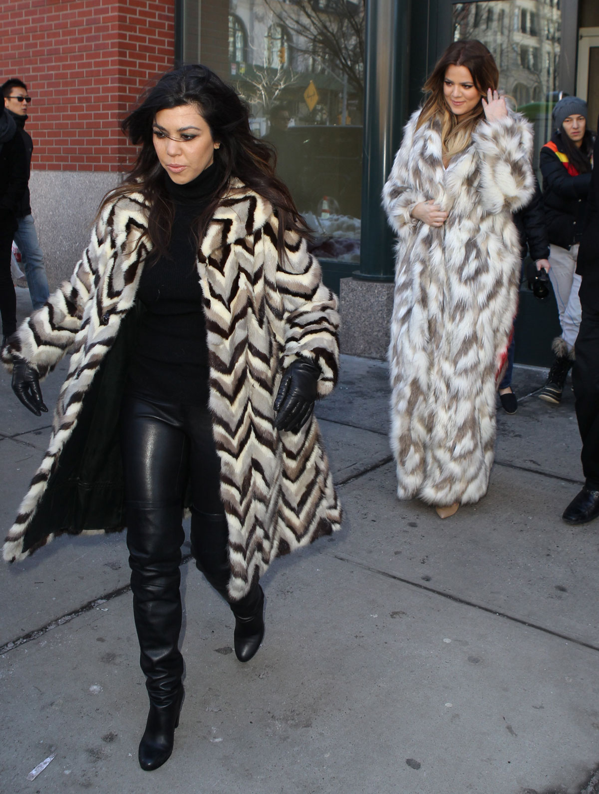 Kourtney and Khloe Kardashian shopping