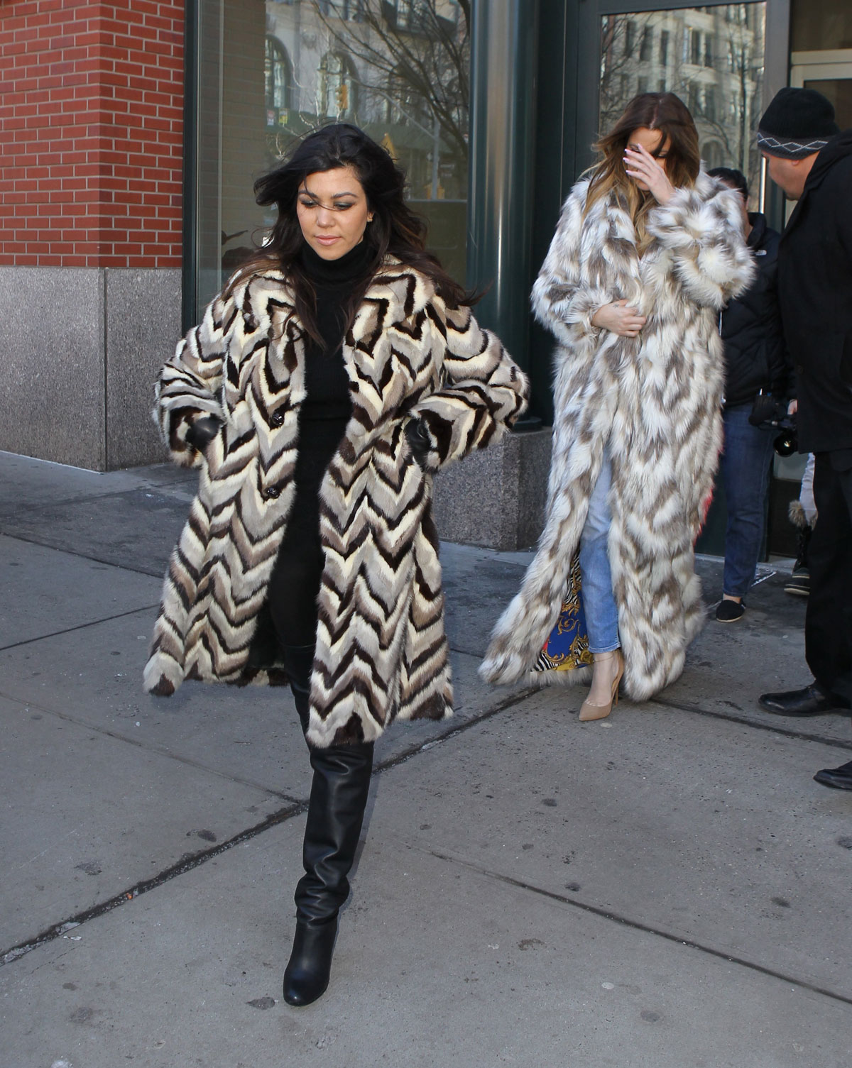 Kourtney and Khloe Kardashian shopping