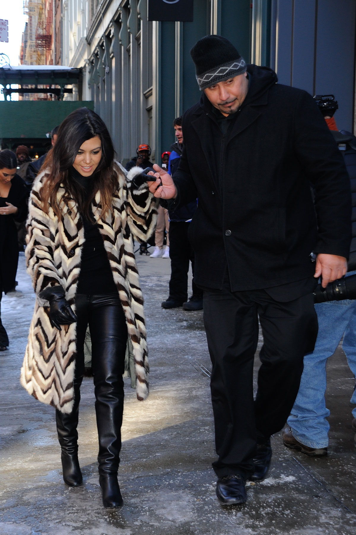 Kourtney and Khloe Kardashian shopping