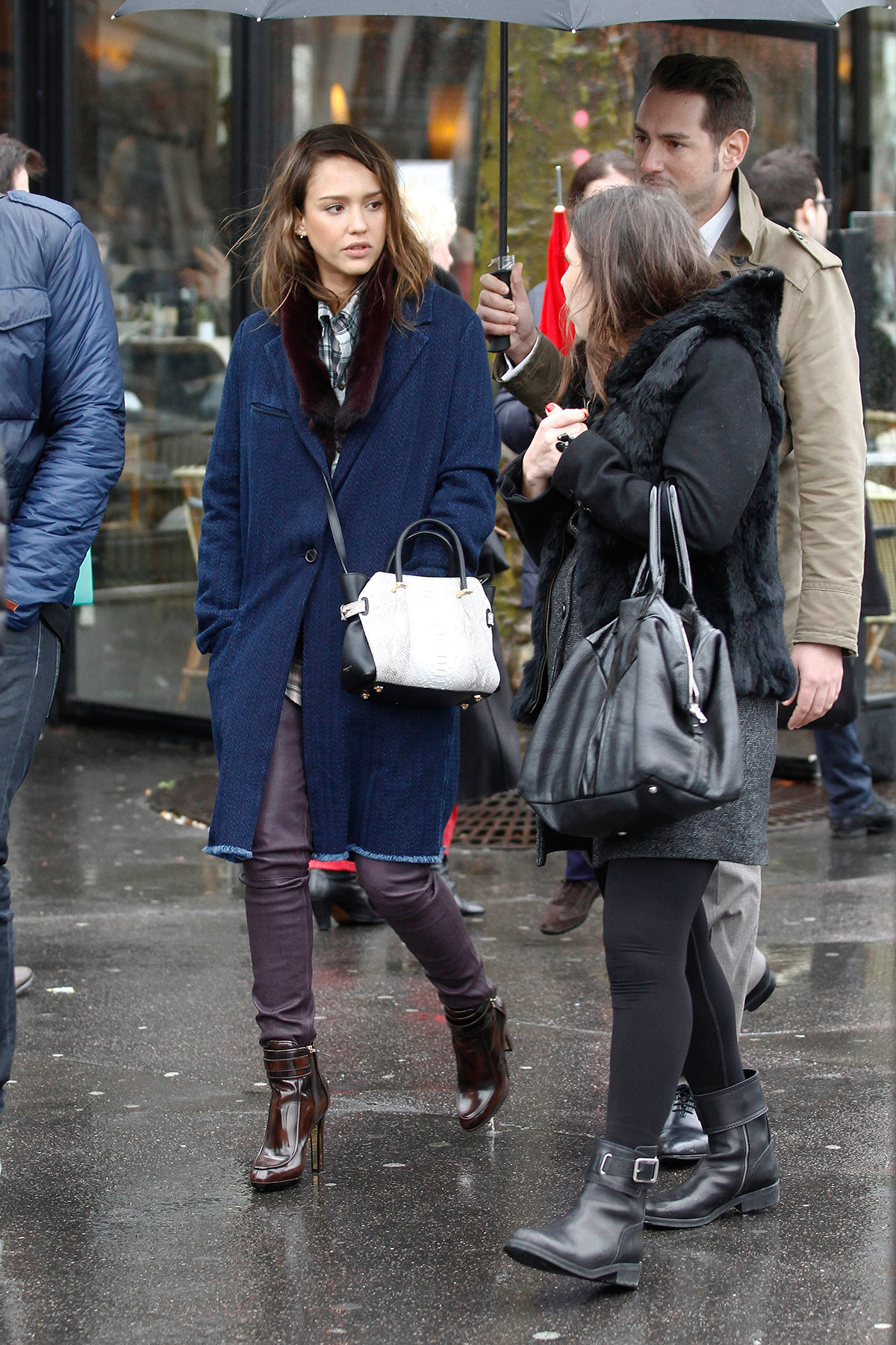 Jessica Alba strolling in Paris