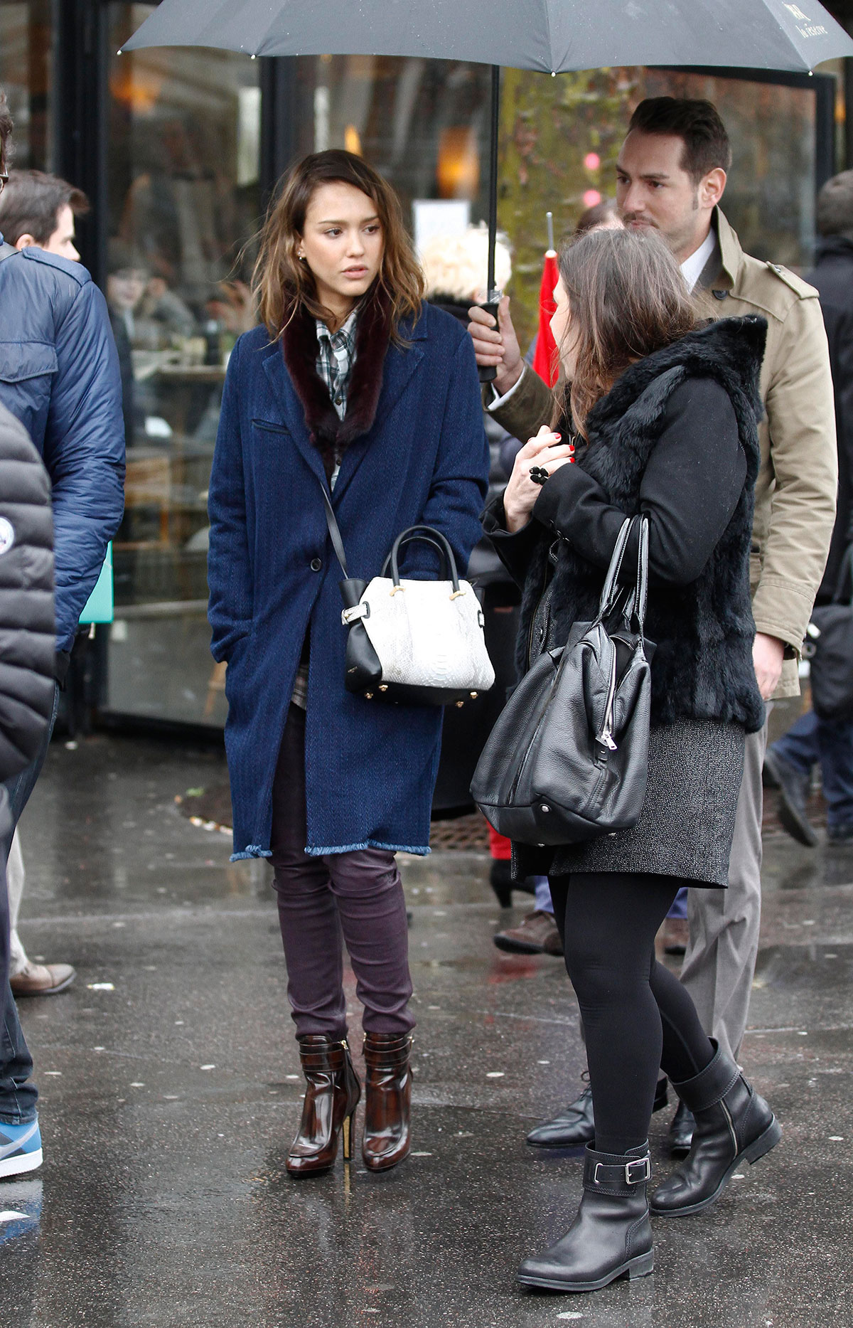 Jessica Alba strolling in Paris