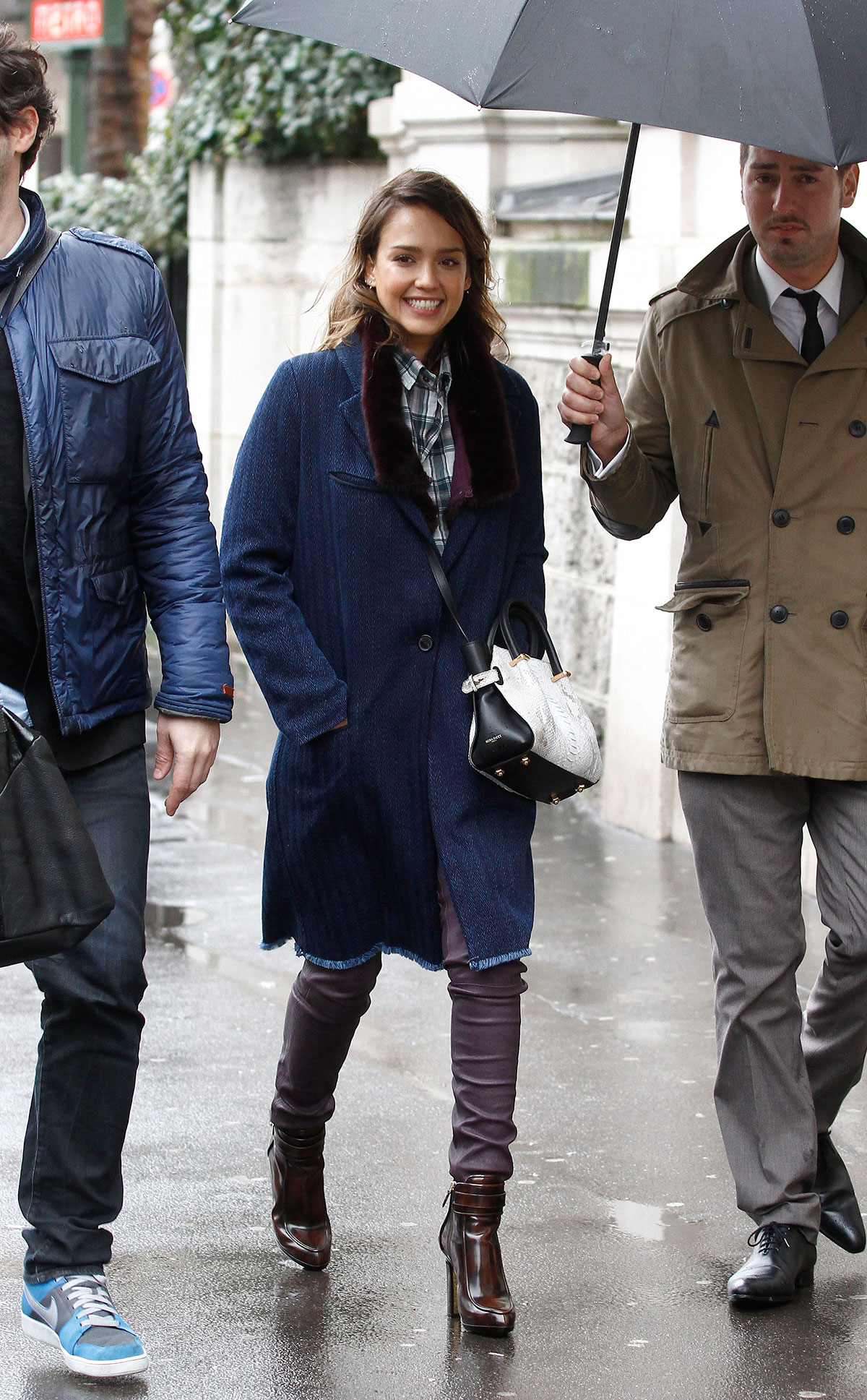 Jessica Alba strolling in Paris