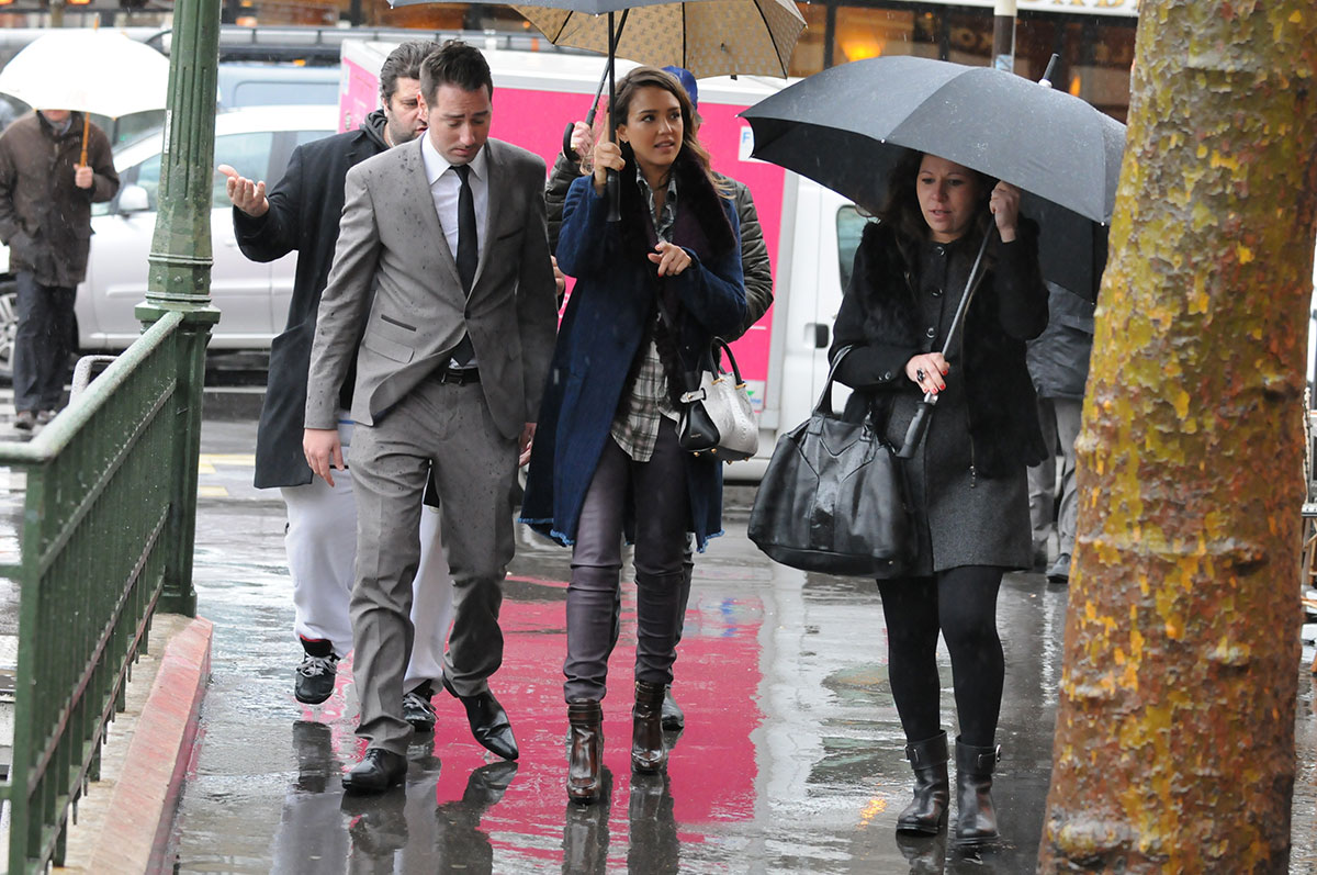 Jessica Alba strolling in Paris