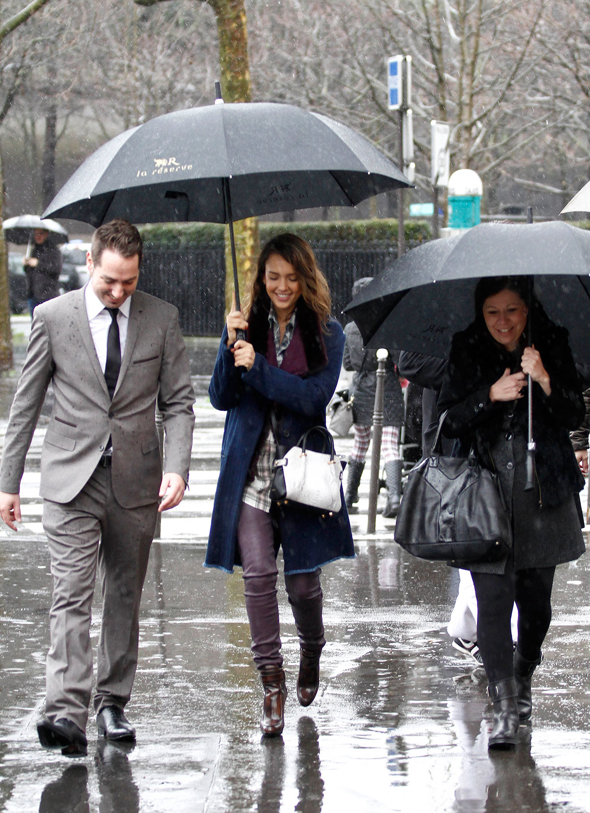 Jessica Alba strolling in Paris