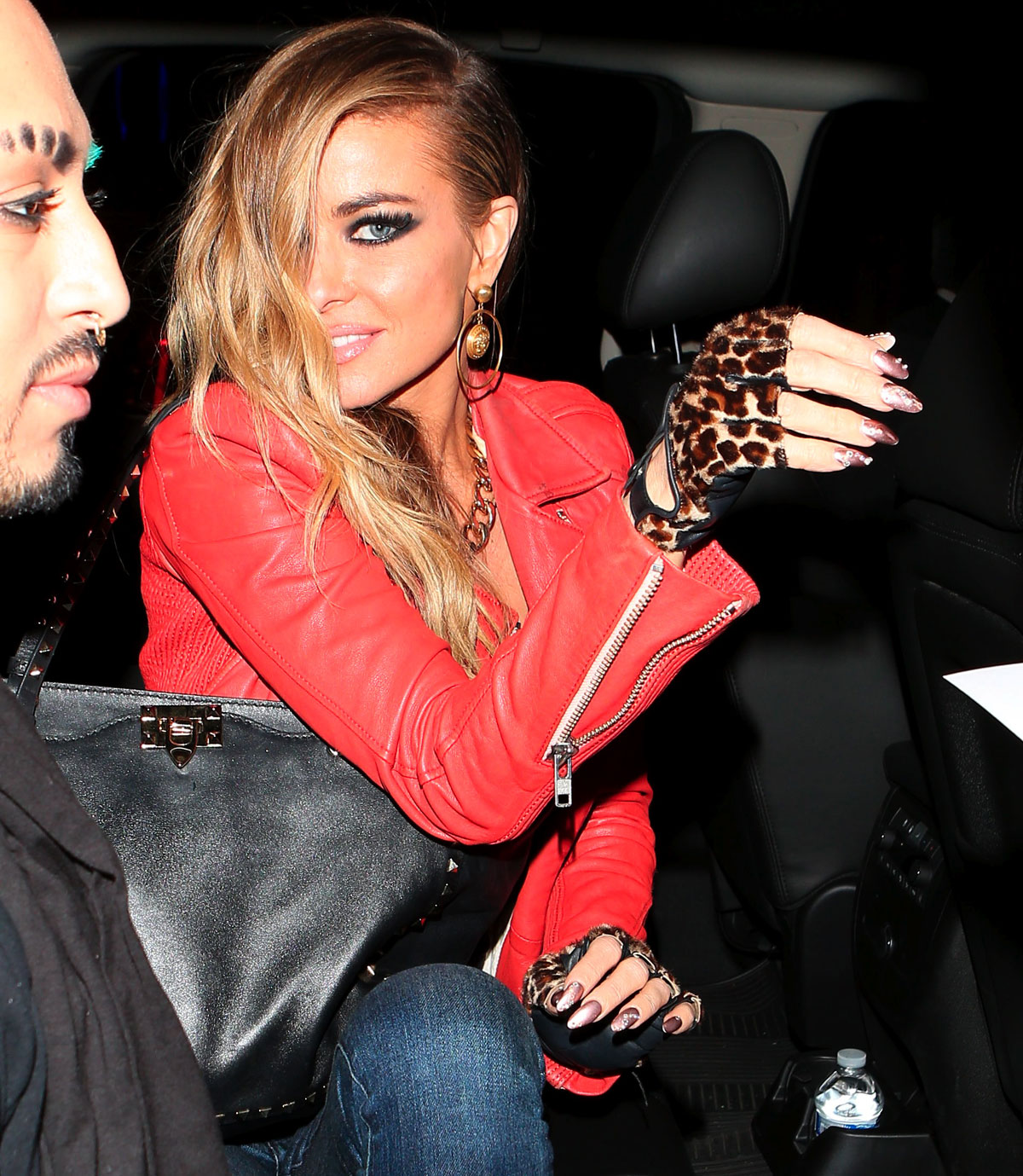 Carmen Electra leaves Joan Jett concert