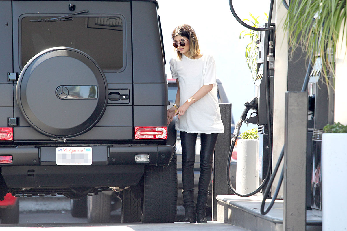 Kylie Jenner stop by gas station