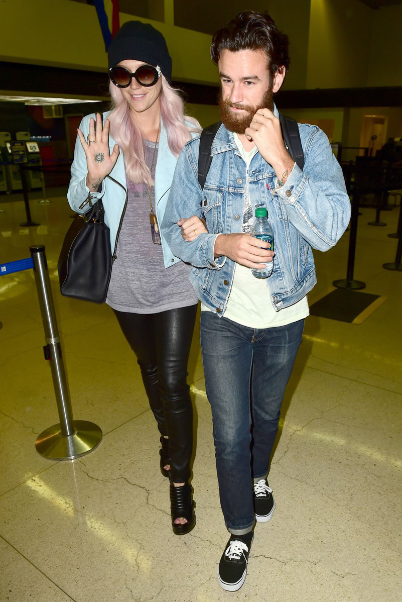 Kesha arrives on an international flight at LAX Airport