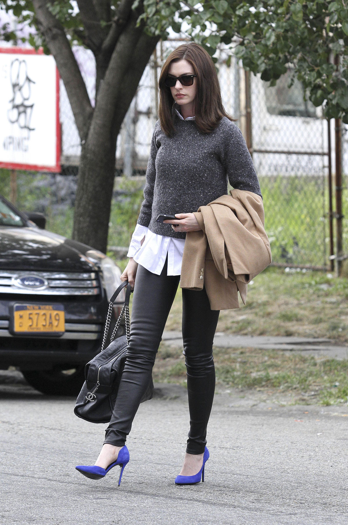 Anne Hathaway The Intern set candids