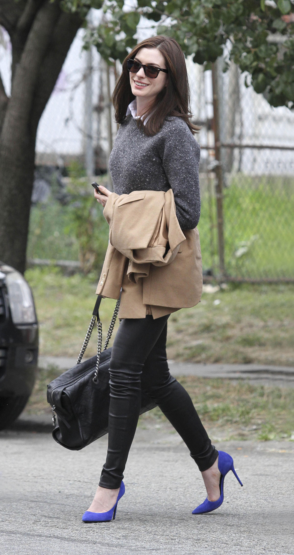 Anne Hathaway The Intern set candids