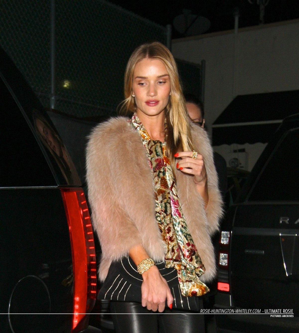 Rosie Huntington Whiteley heading to Craig restaurant for dinner