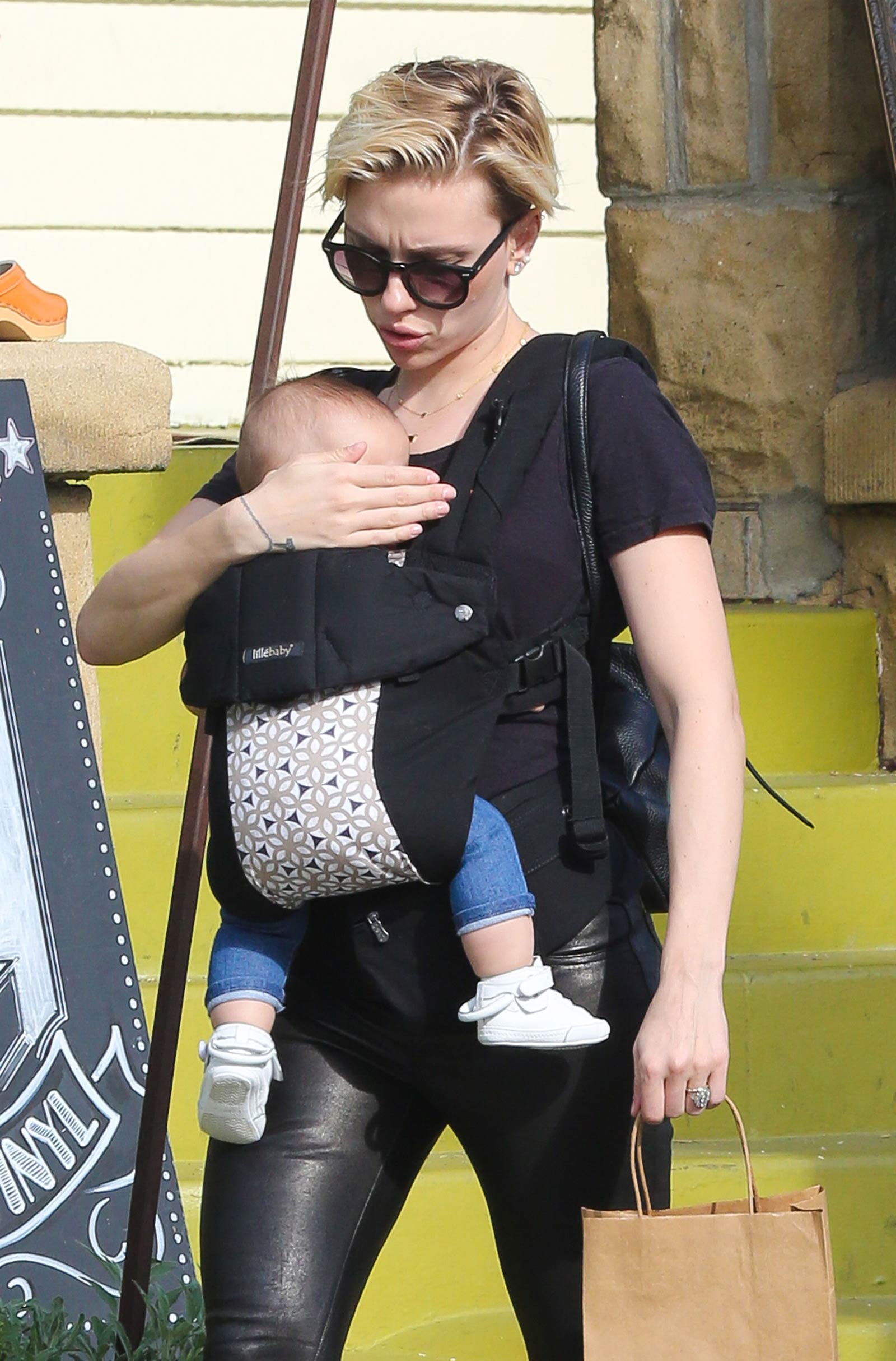 Scarlett Johansson shopping in Venice Beach