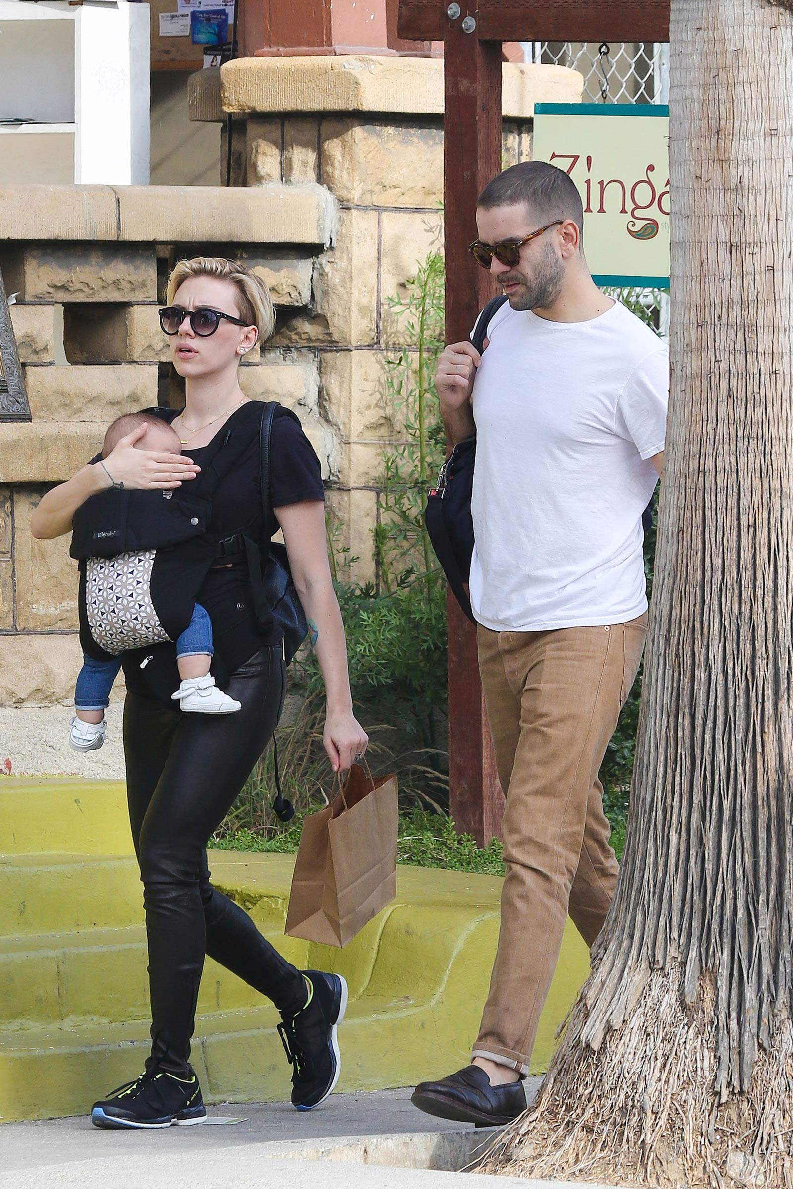 Scarlett Johansson shopping in Venice Beach