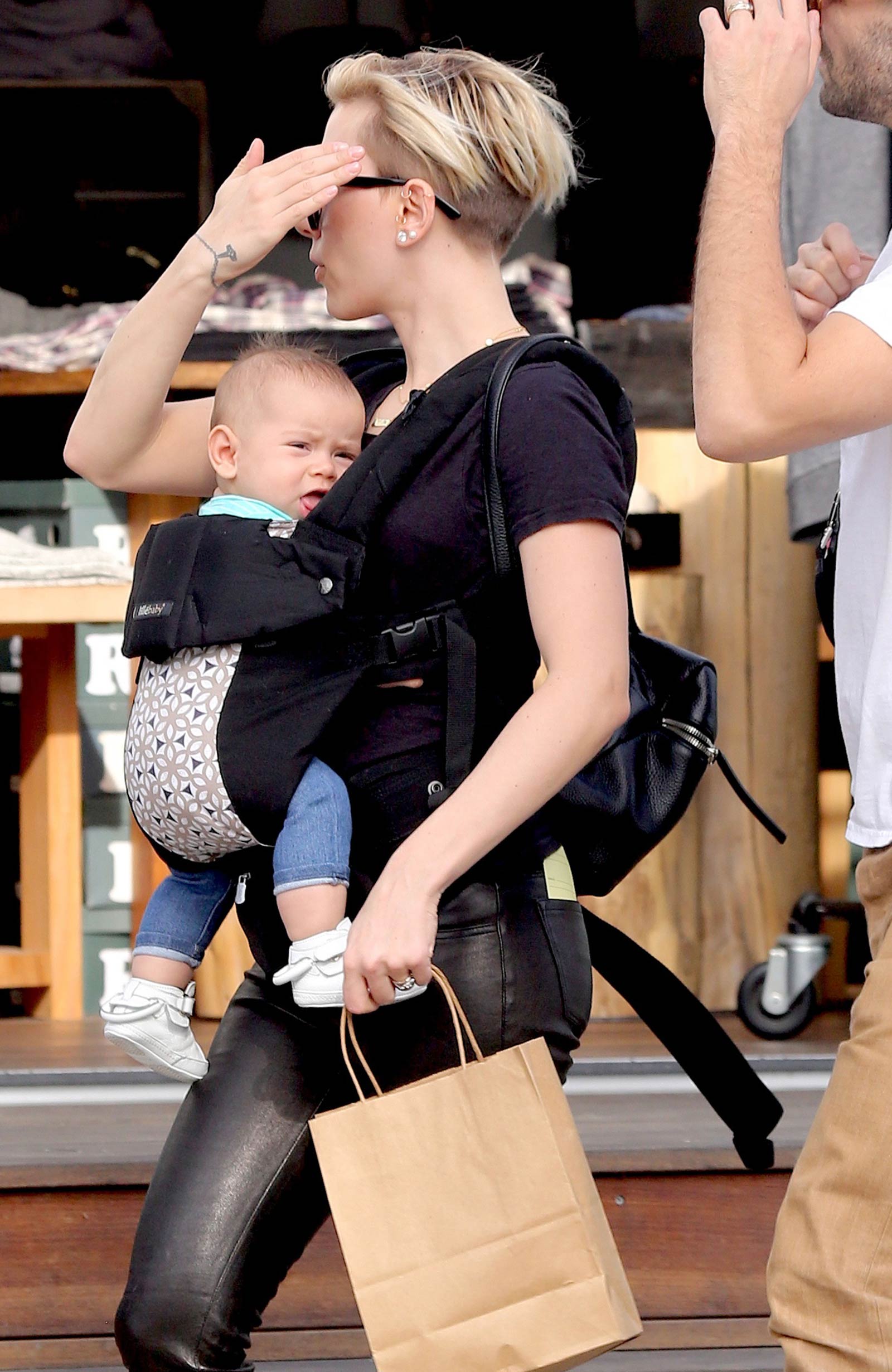 Scarlett Johansson shopping in Venice Beach