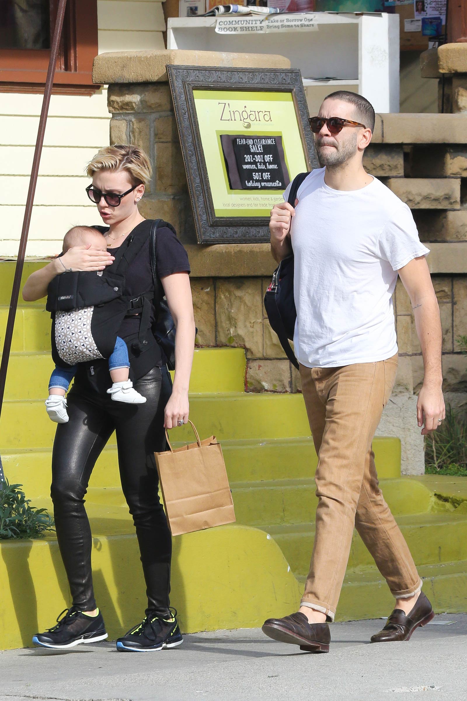 Scarlett Johansson shopping in Venice Beach