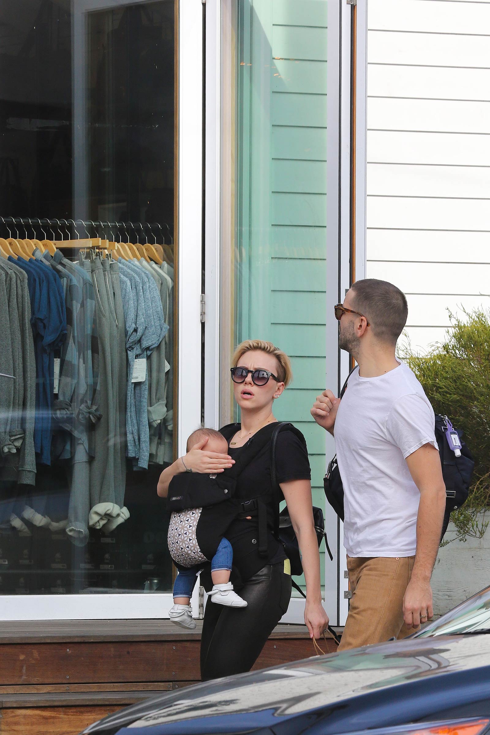 Scarlett Johansson shopping in Venice Beach