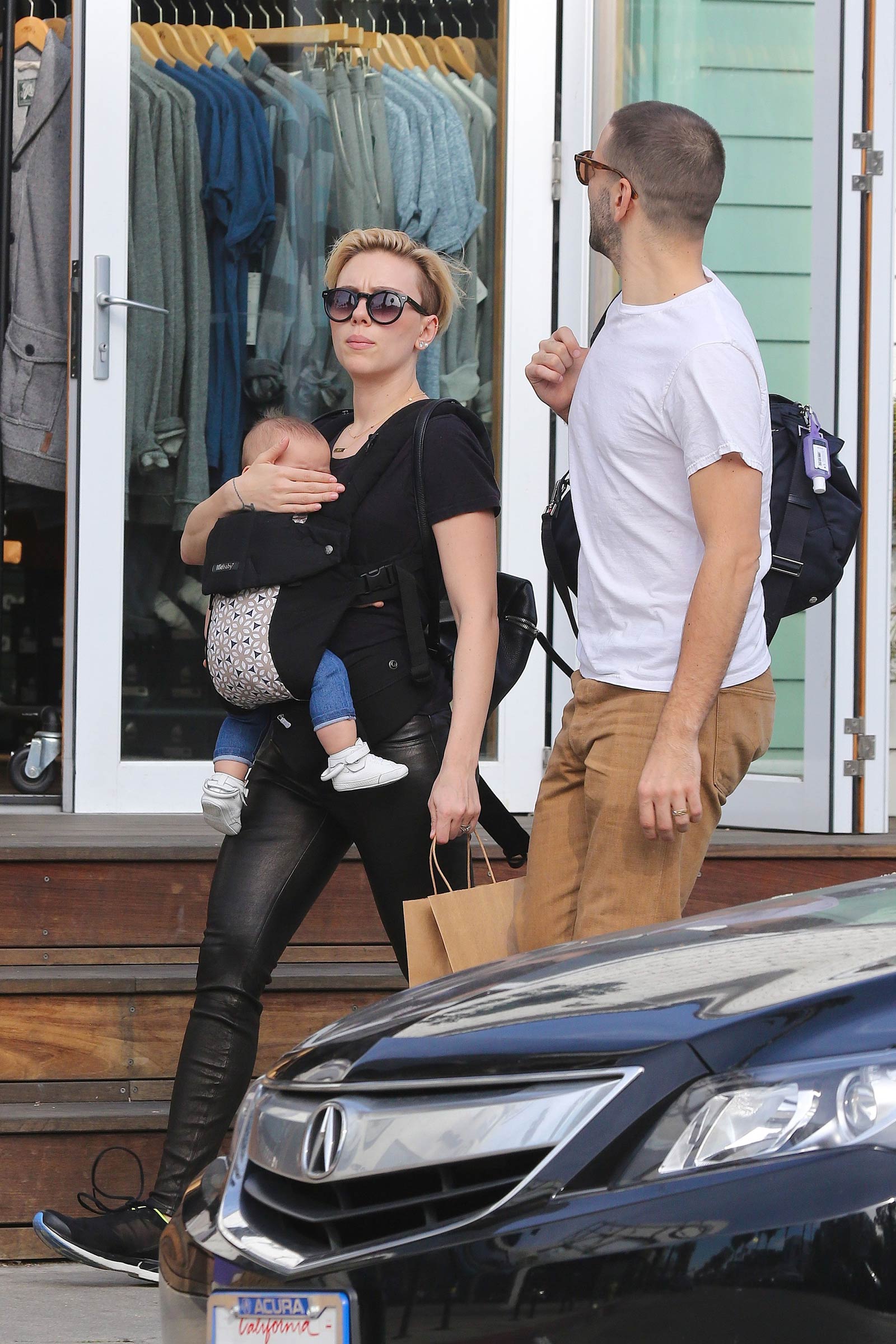 Scarlett Johansson shopping in Venice Beach