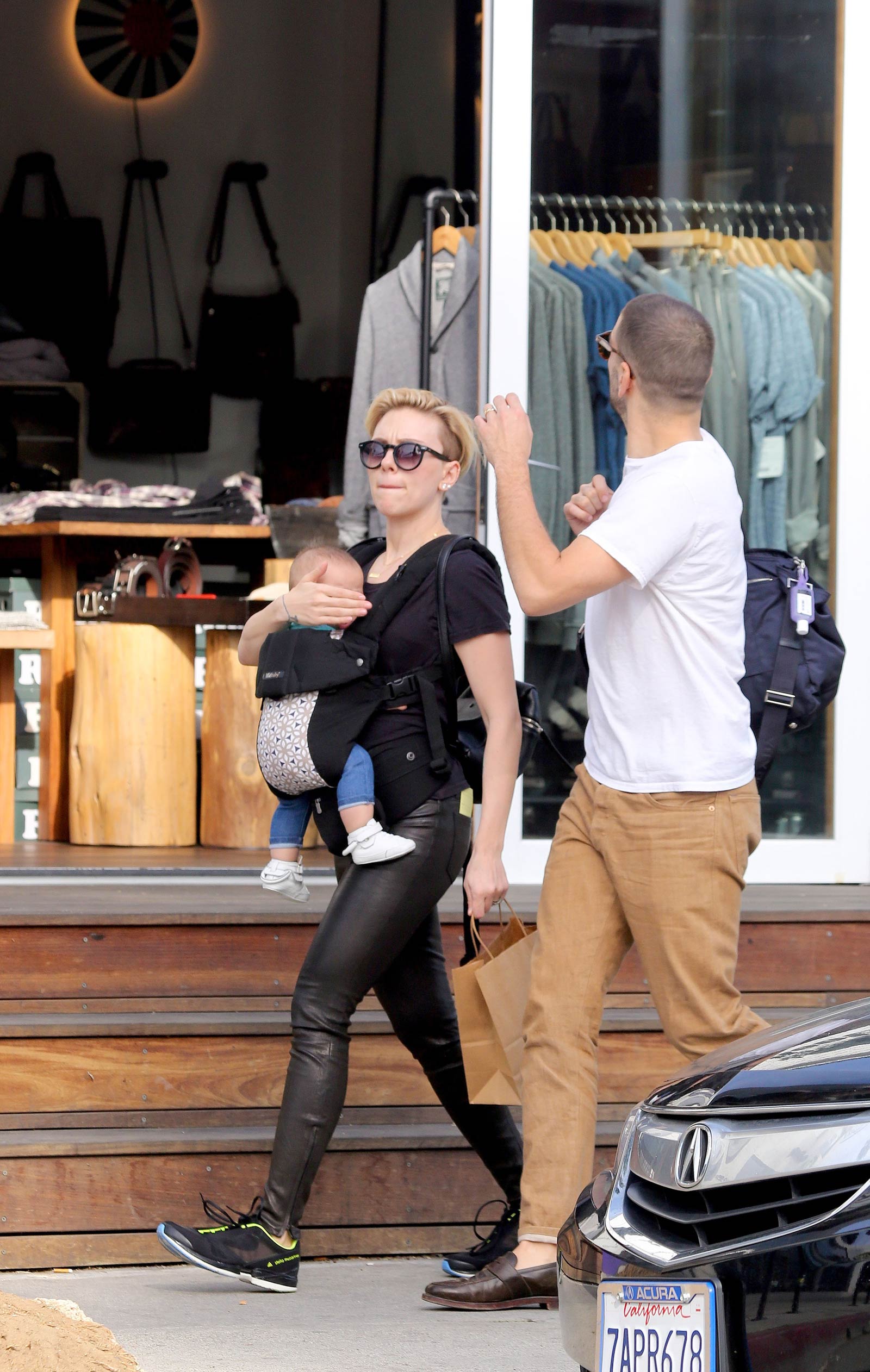 Scarlett Johansson shopping in Venice Beach