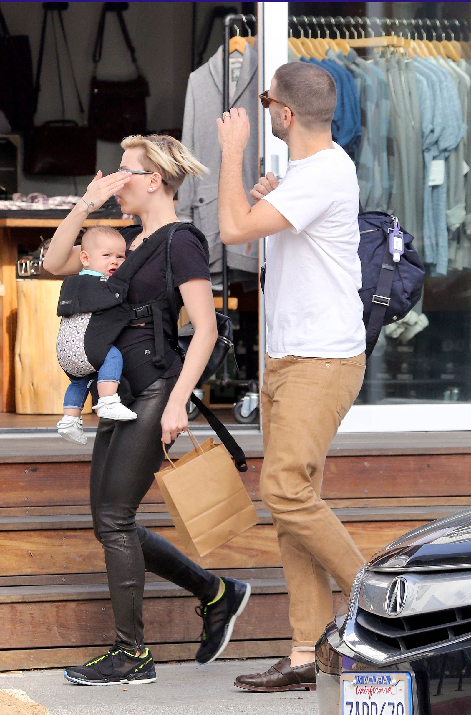 Scarlett Johansson shopping in Venice Beach