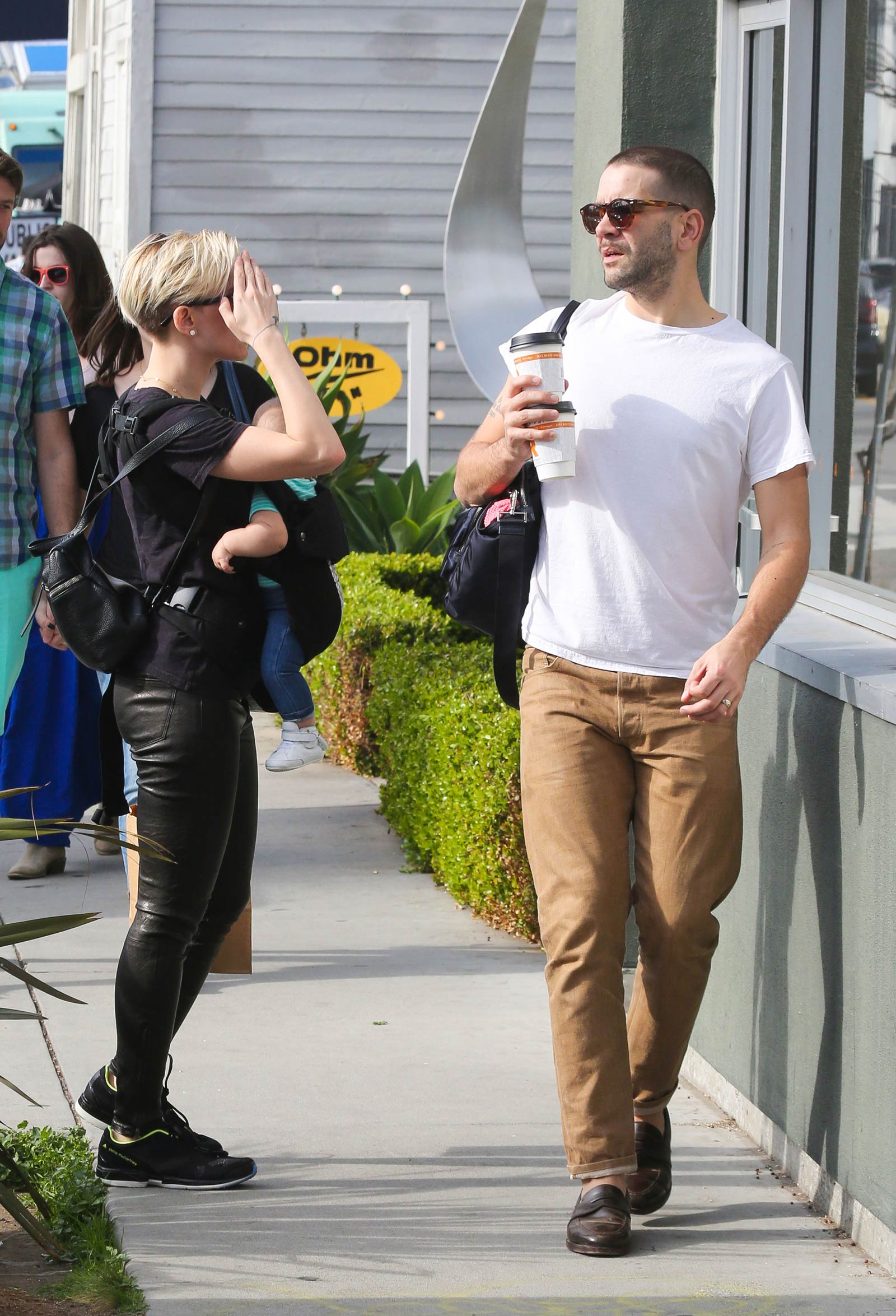 Scarlett Johansson shopping in Venice Beach