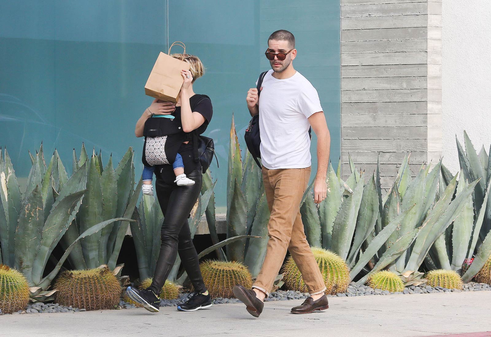 Scarlett Johansson shopping in Venice Beach