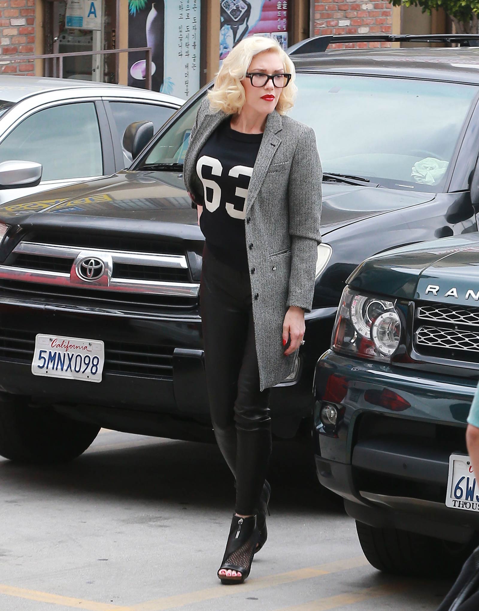 Gwen Stefani at a acupuncture clinic