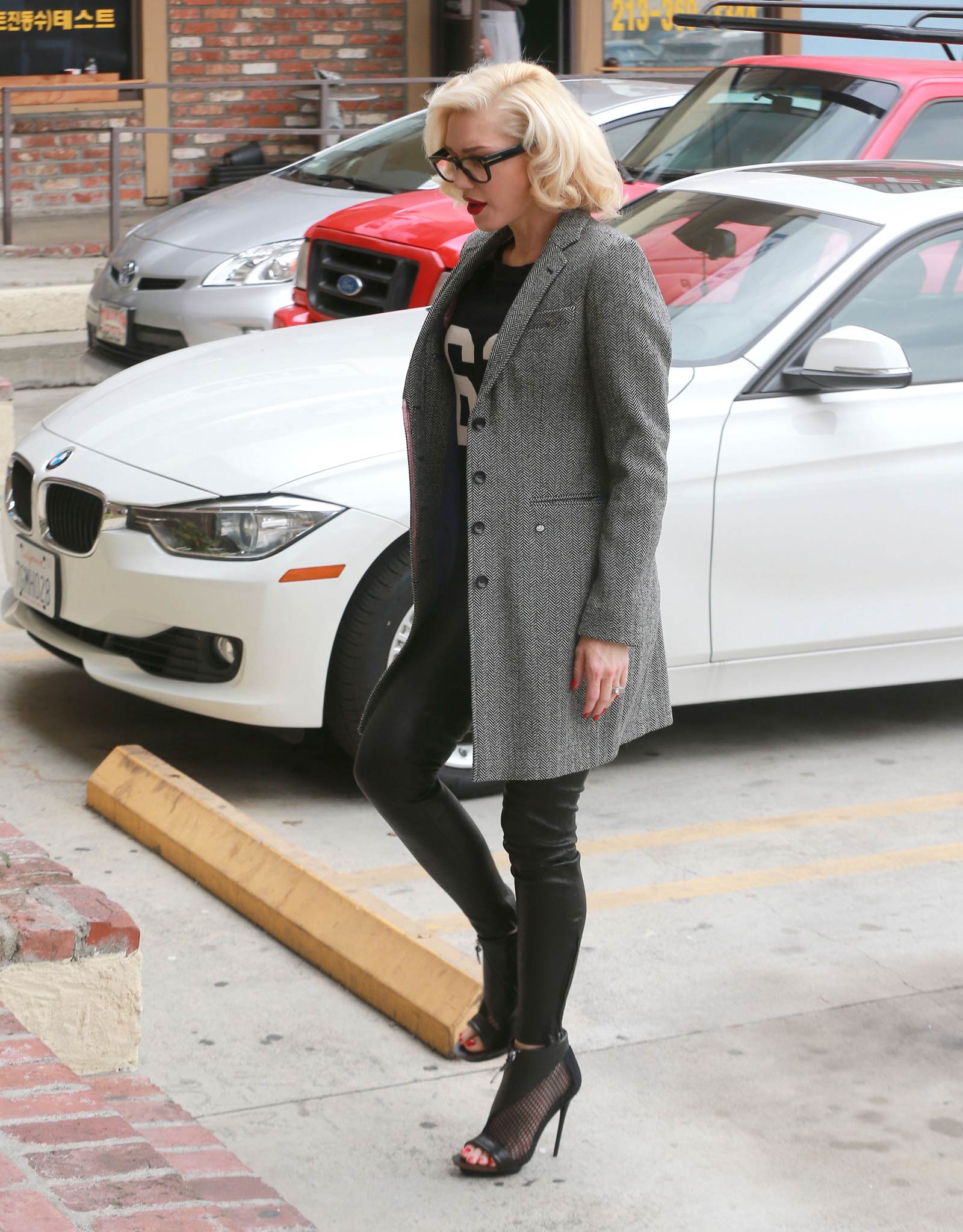 Gwen Stefani at a acupuncture clinic