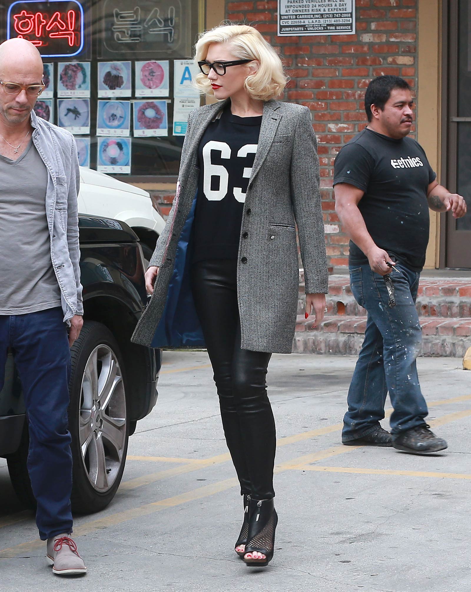 Gwen Stefani at a acupuncture clinic