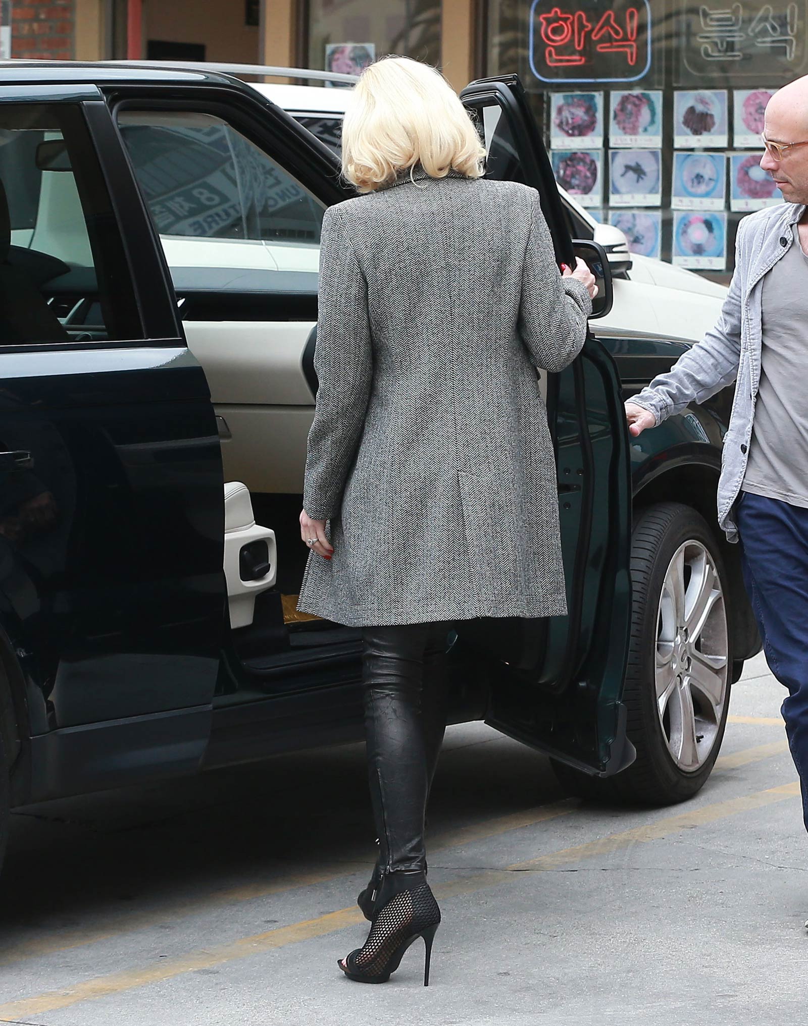 Gwen Stefani at a acupuncture clinic