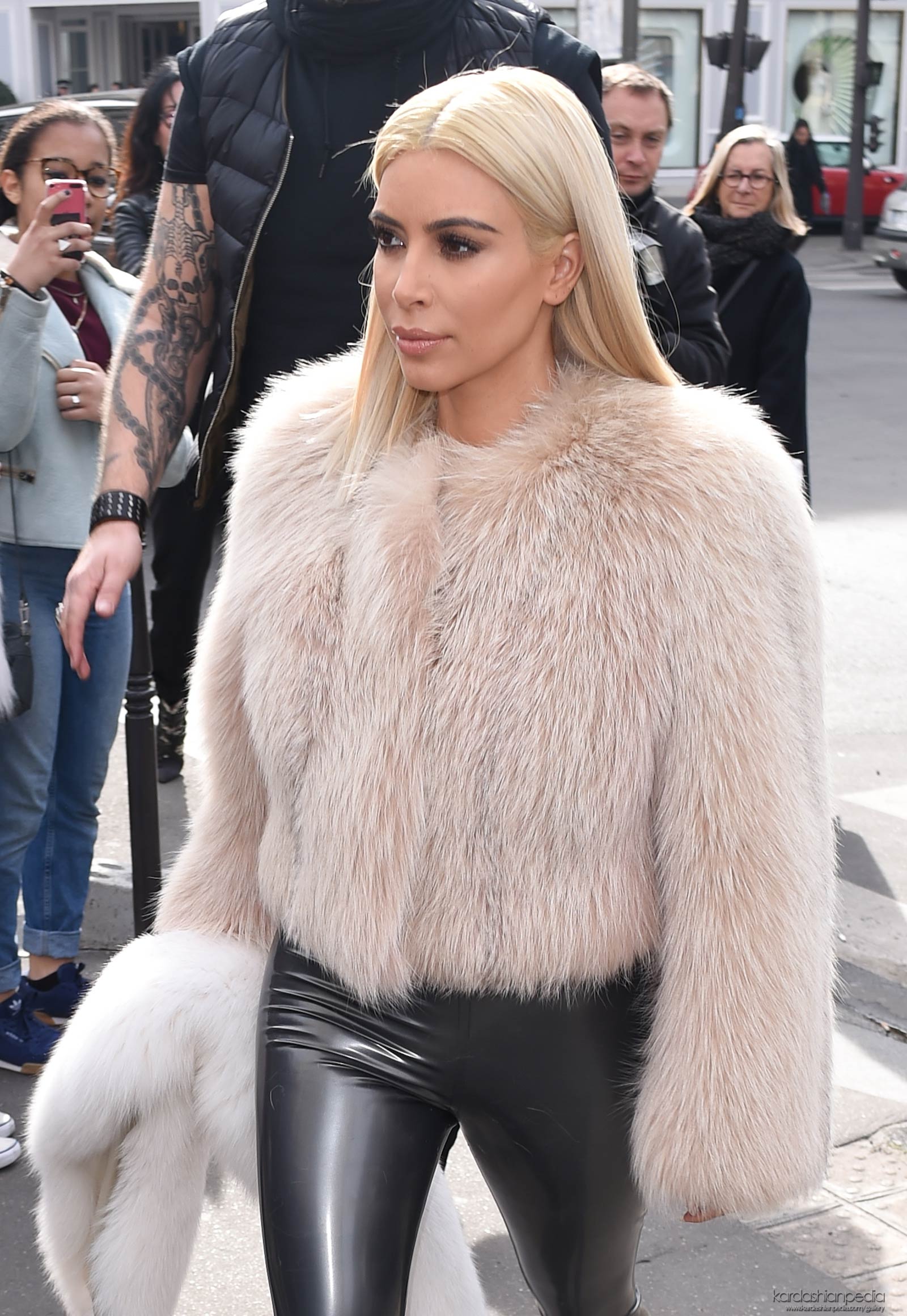 Kim Kardashian at L’Avenue in Paris