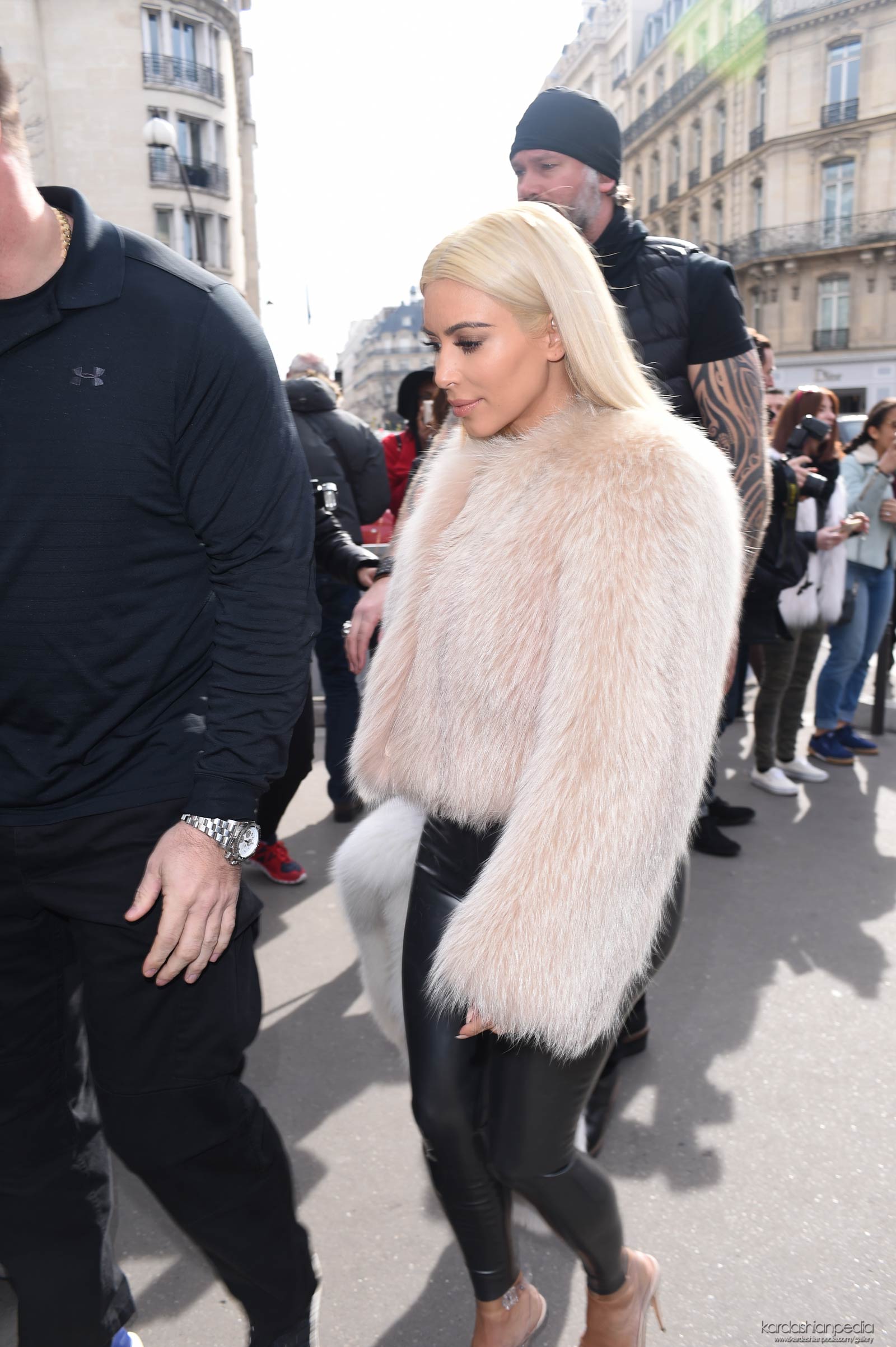 Kim Kardashian at L’Avenue in Paris