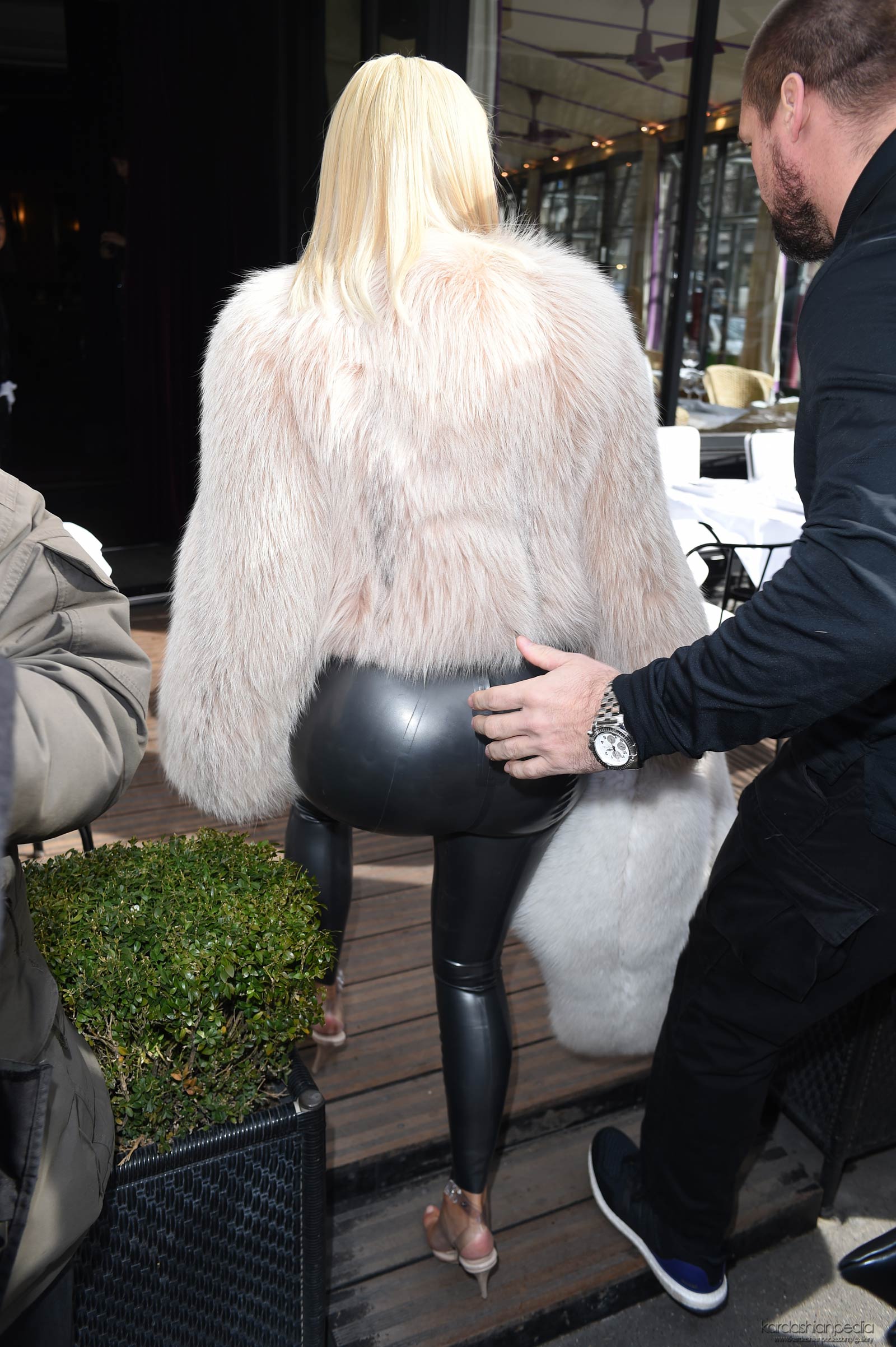 Kim Kardashian at L’Avenue in Paris