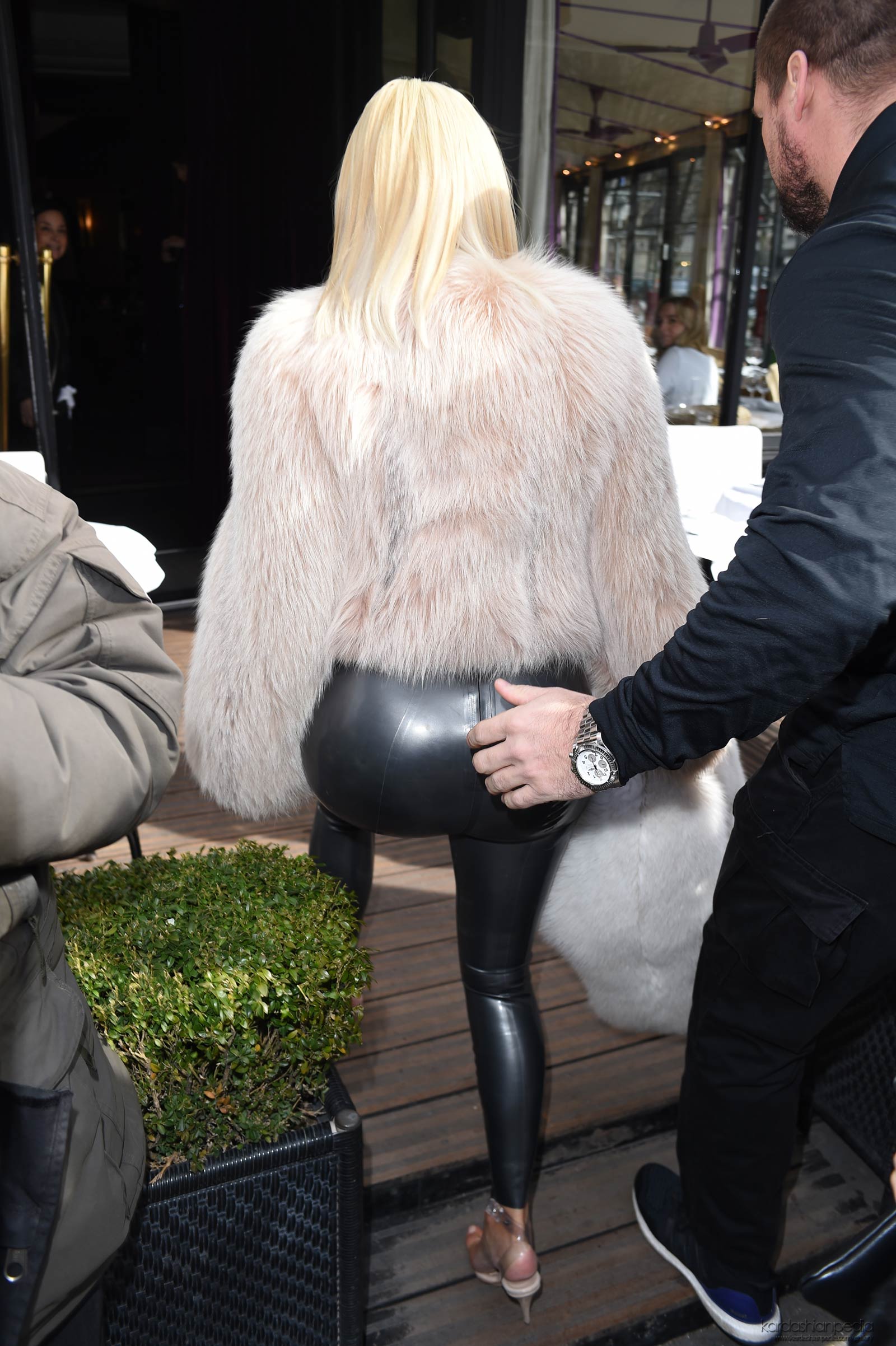 Kim Kardashian at L’Avenue in Paris