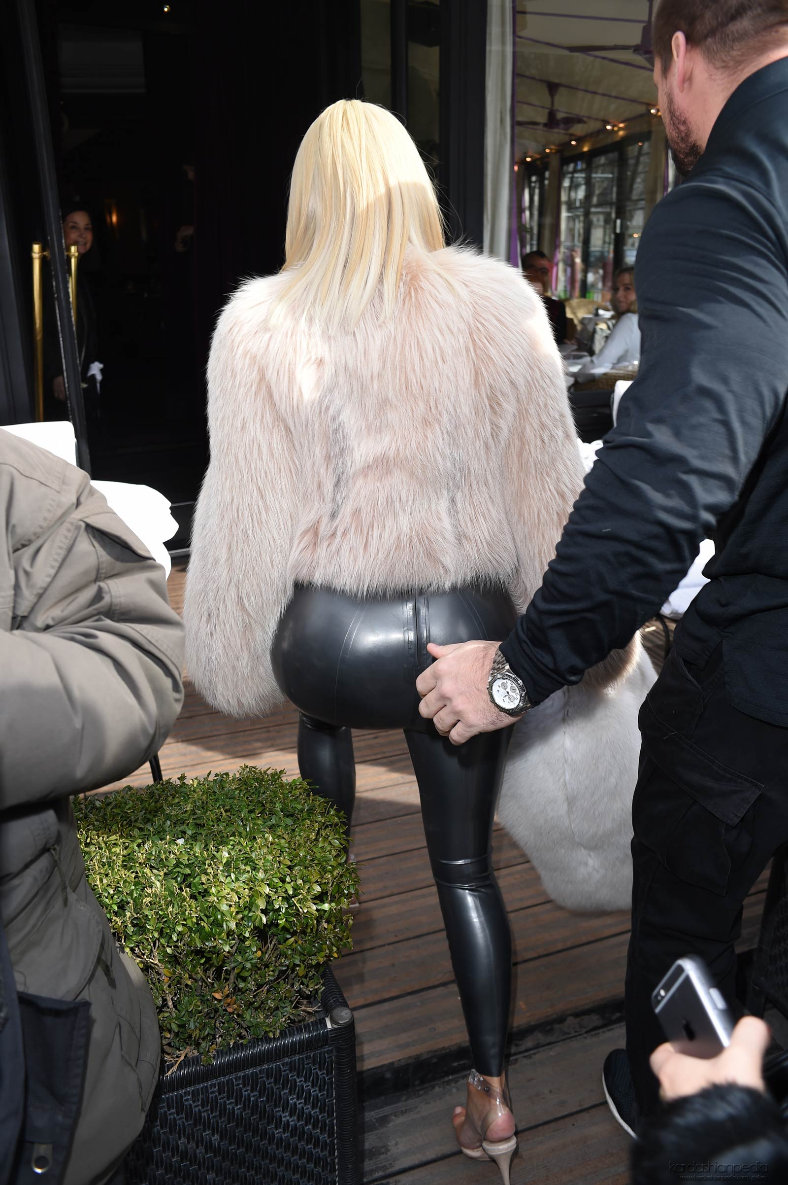 Kim Kardashian at L’Avenue in Paris